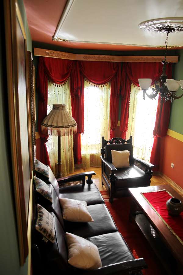 sala de estar, salón, lámpara, sillón, cortina
