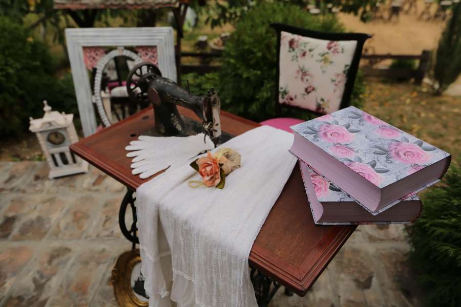 máquina de coser, libros, ropa, vintage