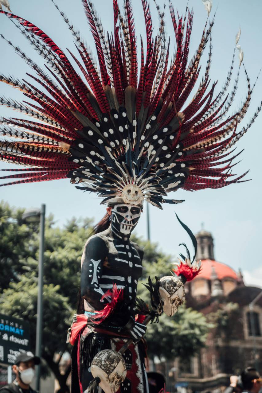 Danzante azteca, traje tradicional, tocado de plumas, danza cultural, representación indígena, herencia mexicana, colores vibrantes, atuendo nativo, vestido ceremonial, danza folclórica, cultura azteca, danza ritual, tradición cultural, traje histórico, arte indígena, representación de danza, expresión cultural, cultura mexicana, danzante nativo, plumas de colores, festival tradicional, celebración de la herencia, detalles del vestuario, atuendo ritual, identidad cultural, danza étnica, ceremonia tradicional, plumas vibrantes, cultura mexicana, evento cultural, latinoamericano, 