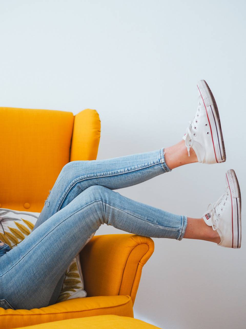 sofá, sofá, joven, hembra, acostado, piernas, jeans, hogar, mujer, adentro, estilo de vida, casual, niña, ocio, habitación, relajación, caucásico, casa, blanco, sentado, cómodo, hermoso, persona, atractivo, feliz, relajarse, adulto, bonito, vivir, comodidad, tenencia, pies, cabello, marrón, juntos, belleza, largo, interior, 20s, apartamento, descalzo, gente, uno, relajante, hombre, amor, morena, mujeres, despreocupado, doméstico,