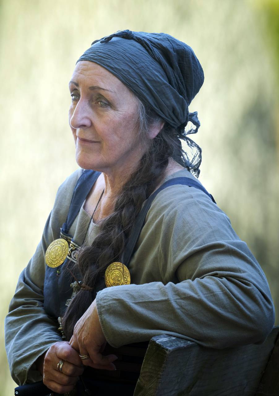 anciana, mujer, vikingo, vestido, histórico, nórdico, disfraz, medieval, tradicional, atuendo, herencia, anciano, personaje, recreación, cultural, vintage, ceremonial, 