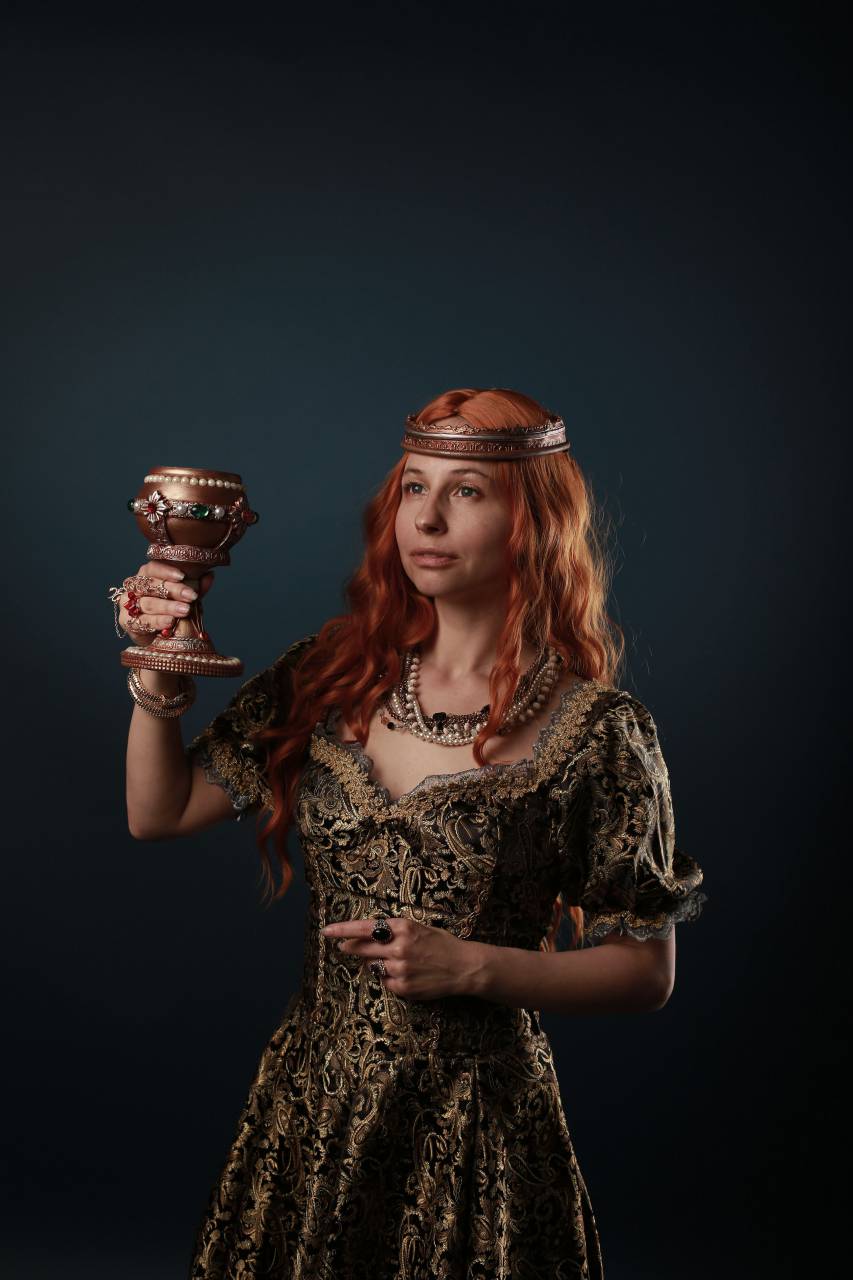 joven, pelirroja, mujer, medieval, vestido, puente, metal, taza, histórico, atuendo, fantasía, personaje, vintage, disfraz, recreación, elegante, escenario, 
