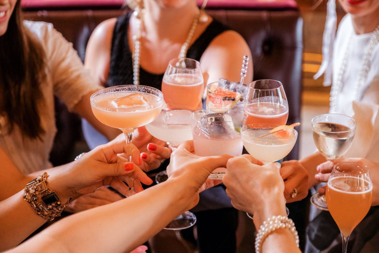 grupo, vino, amigos, fiesta, gente, celebración, brindis, divertido, feliz, cena, beber, comida, aclamaciones, estilo de vida, joven, reunión, mesa, amistad, sonriente, vaso, rojo, juntos, bebida, hombres, mujeres, restaurante, alcohol, familia, ocio, adulto, tostado, tintineo, almuerzo, casa, al aire libre, comida, comida, alegre, verano, celebrando, fiesta, festín, Navidad, evento, felicidad, vacaciones, gafas, adentro, social, equipo,
