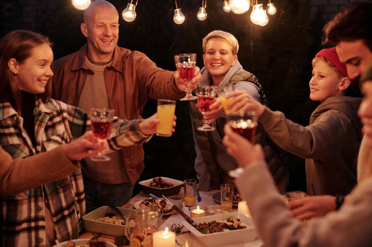 grupo, vino, amigos, fiesta, gente, celebración, brindis, divertido, feliz, cena, beber, comida, aclamaciones, estilo de vida, joven, reunión, mesa, amistad, sonriente, vaso, rojo, juntos, bebida, hombres, mujeres, restaurante, alcohol, familia, ocio, adulto, brindando, tintineo, almuerzo, casa, al aire libre, comida, comida, alegre, verano, celebrando, fiesta, festín, Navidad, evento, felicidad, vacaciones, gafas, adentro, social, equipo,