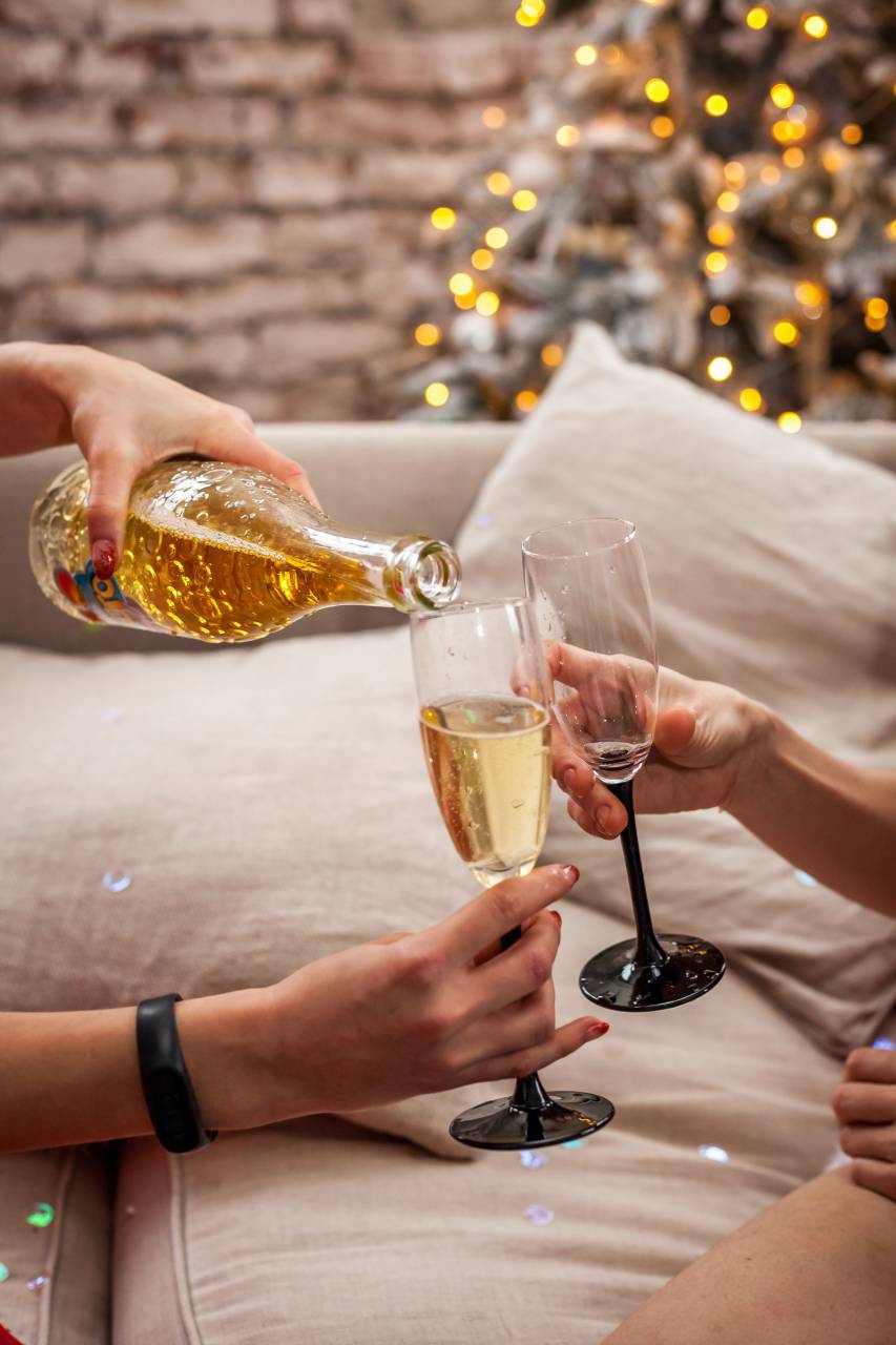 alcohol, yendo, adulto joven, una persona, inteligente, bar, socializar, cabello largo, celebrar, beber, mujeres jóvenes, social, caucásico, socialmente, champgne, efervescencia, beber, socializar, brindis, noche, expensiv, sentado, botellas, cumpleaños, fuera, vino, mujeres, brindando, fiesta, vidrio, amistad, tintineo, discusión, hablando, vacaciones, comunicaciones, felicidad, champán, celebrando, evento, grupo,