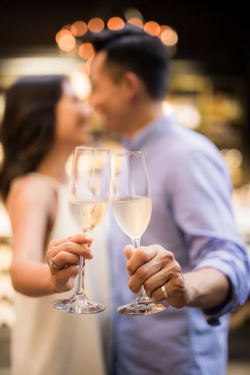 alcohol, yendo, adulto joven, una persona, inteligente, bar, socializar, pelo largo, celebrar, beber, mujeres jóvenes, social, caucásico, socialmente, champgne, efervescencia, beber, socializar, brindis, amor, expensiv, asiático, botellas, cumpleaños, pareja, vino, mujeres, brindando, fiesta, vidrio, amistad, tintineo, discusión, hablando, vacaciones, comunicaciones, felicidad, champán, celebrando, evento, grupo,