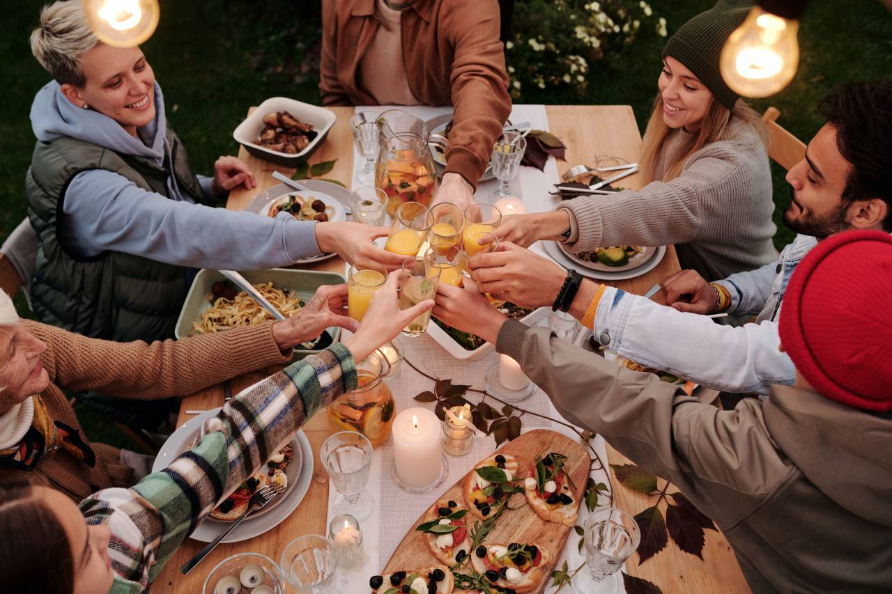 alcohol, yendo, adulto joven, una persona, inteligente, bar, socializar, pelo largo, celebrar, beber, mujeres jóvenes, social, caucásico, socialmente, champgne, efervescencia, beber, socializar, brindis, noche, expensiv, sentado, botellas, cumpleaños, fuera, vino, mujeres, brindando, fiesta, vidrio, amistad, tintineo, discusión, hablando, vacaciones, comunicaciones, felicidad, champán, celebrando, evento, grupo,