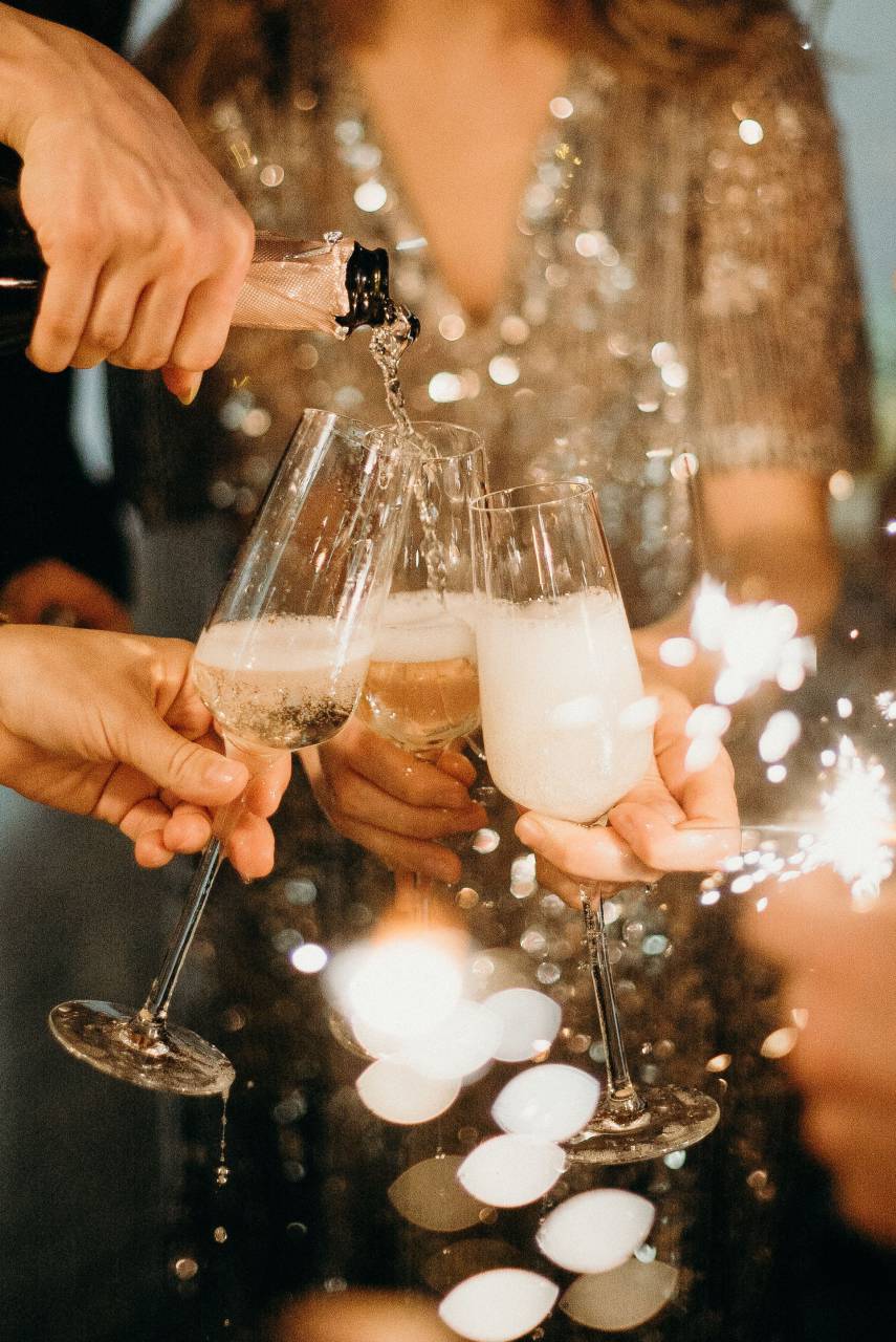 alcohol, yendo, adulto joven, una persona, inteligente, bar, socializar, pelo largo, celebrar, beber, mujeres jóvenes, social, caucásico, socialmente, champgne, efervescencia, beber, socializar, brindis, noche, expensiv, sentado, botellas, cumpleaños, fuera, vino, mujeres, brindando, fiesta, vidrio, amistad, tintineo, discusión, hablando, vacaciones, comunicaciones, felicidad, champán, celebrando, evento, grupo,
