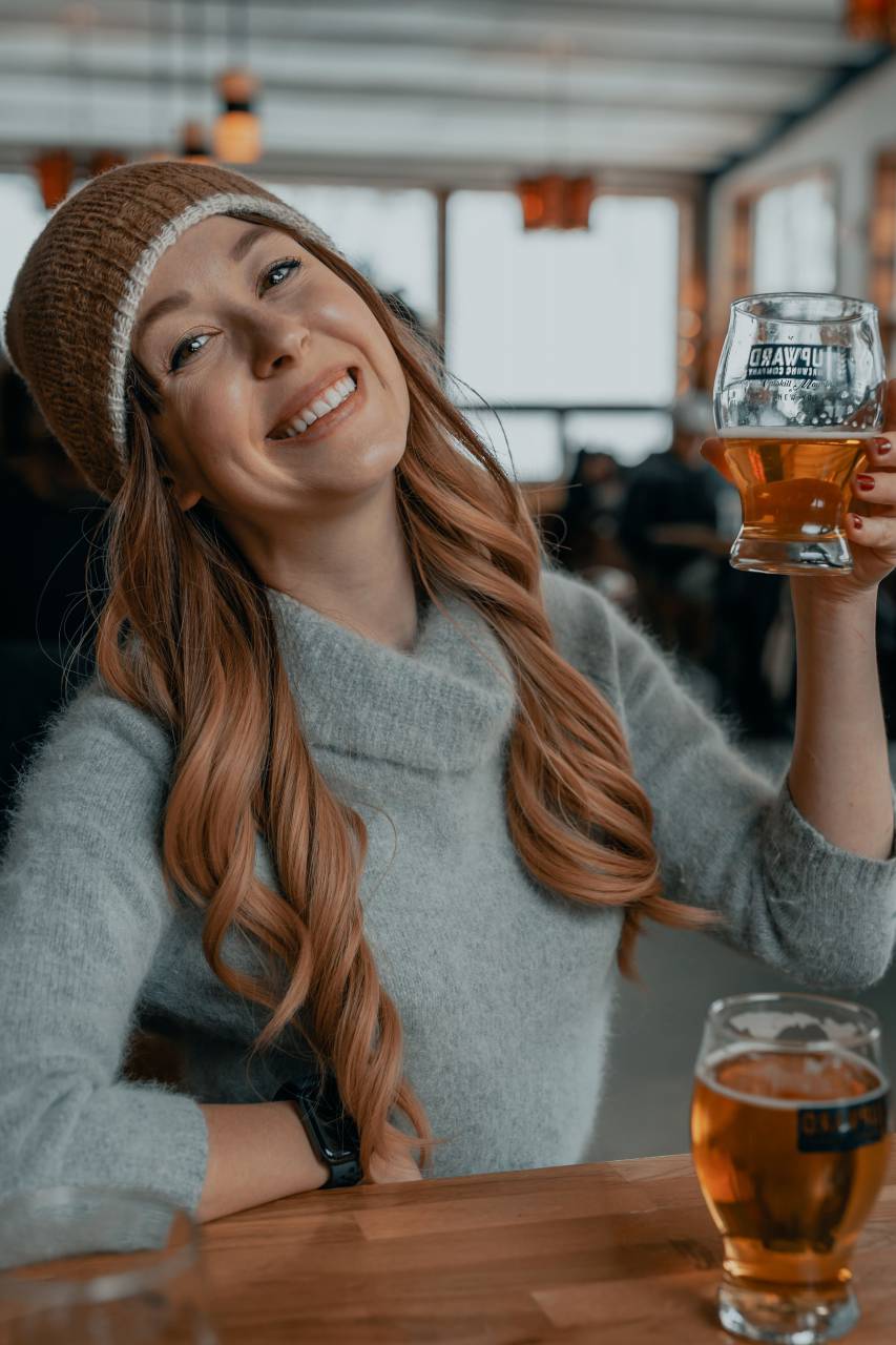 cerveza, vino, bebida, fiesta, celebración, brindis, gente, amistad, alcohol, diversión, grupo, feliz, juntos, amigos, joven, bar, vidrio, sonriente, salud, hombres, bebida, alegre, mujeres, pub, caucásico, ocio, evento, aire libre, mujer, disfrute, persona, macho, hablando, hombre, hembra, restaurante, amigo, celebrando, riendo, africano, fiesta, 20s, champán, horizontal, felicidad, cena, tostado, sentado, casual, cóctel,