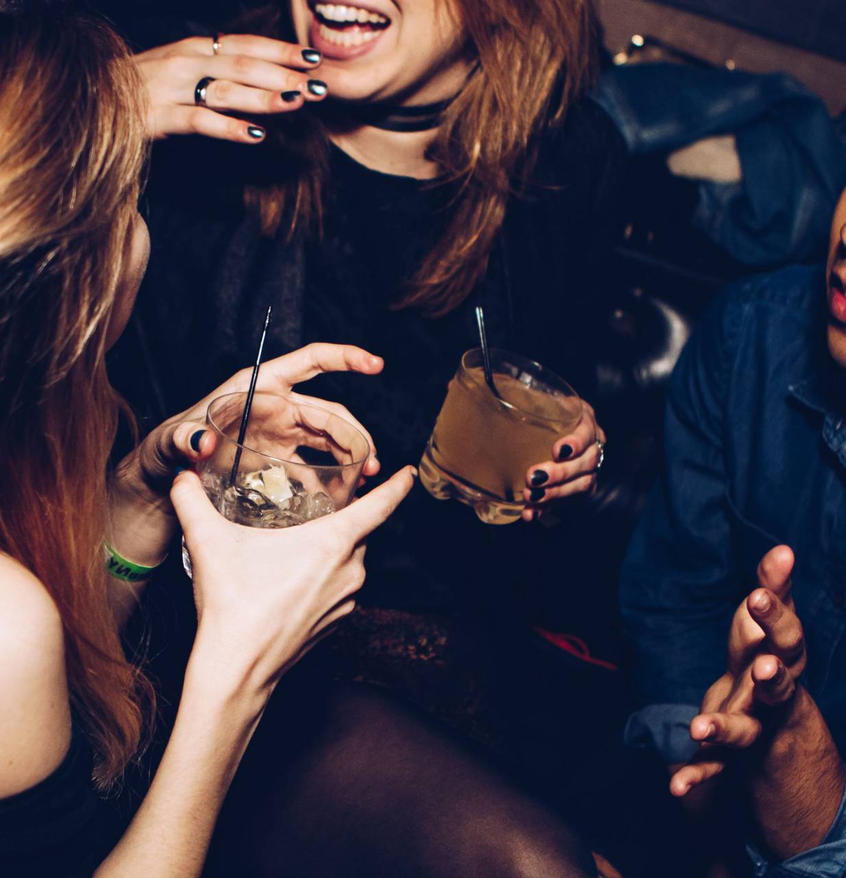 cerveza, vino, bebida, fiesta, celebración, brindis, gente, amistad, alcohol, diversión, grupo, feliz, juntos, amigos, joven, bar, vidrio, sonriente, salud, hombres, bebida, alegre, mujeres, pub, caucásico, ocio, evento, aire libre, mujer, disfrute, persona, macho, hablando, hombre, hembra, restaurante, amigo, celebrando, riendo, africano, fiesta, 20s, champán, horizontal, felicidad, cena, tostado, sentado, casual, cóctel,