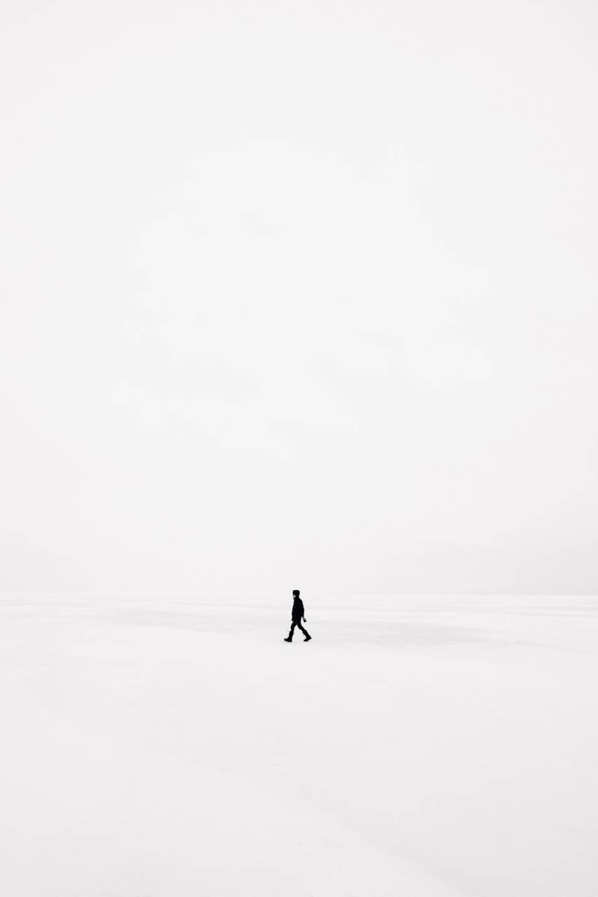 🥇 Image of A man walking alone in the snow - 【FREE PHOTO】 100036789