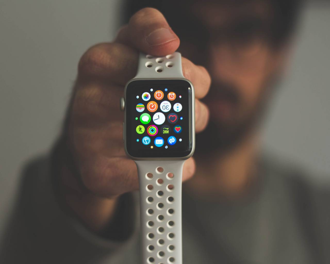 reloj inteligente, dispositivo, reloj, inteligente, tecnología, usable, gadget, deporte, tiempo, pantalla, salud, electrónico, digital, inalámbrico, estilo de vida, pantalla táctil, toque, sistema, hombre, mostrando, aplicaciones,