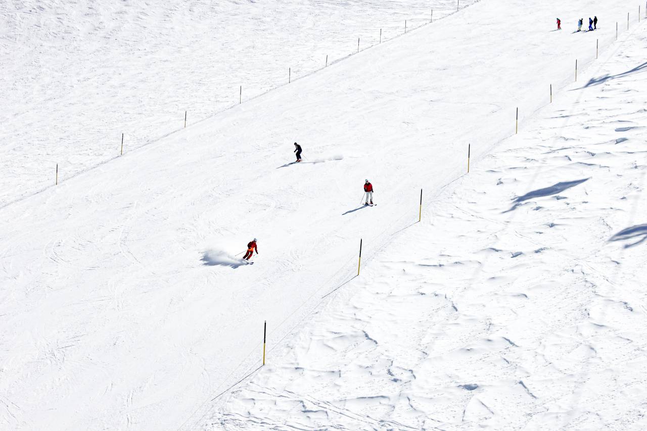 esquiador, invierno, nieve, esquí, montaña, deporte, gente, pendiente, activo, vacaciones, al aire libre, blanco, viajes, temporada, recreación, estilo de vida, actividad, frío, cuesta abajo, ocio, equipo, turismo, alpino,