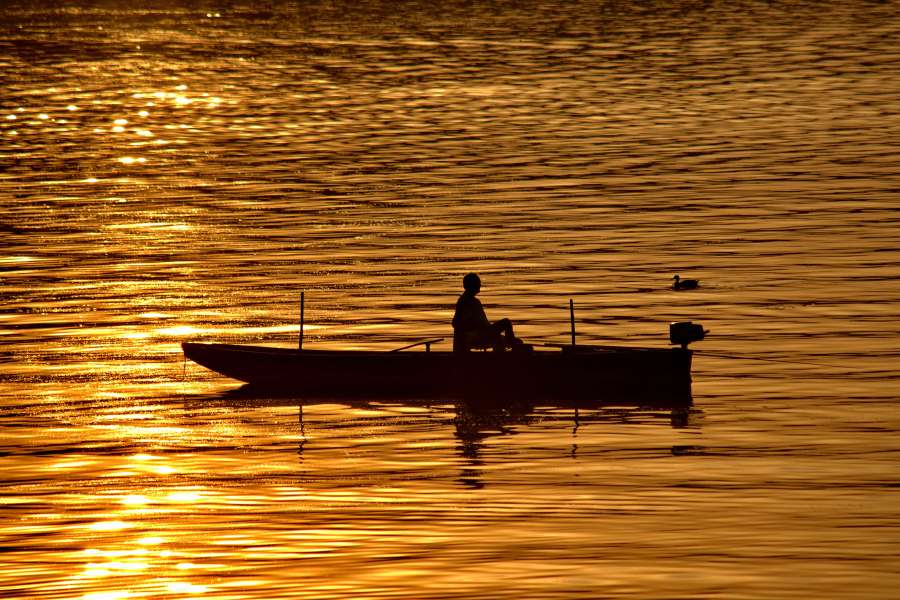 🥇 Image of sunset relaxing boat zalazak sunca water sunrays fisherman ...