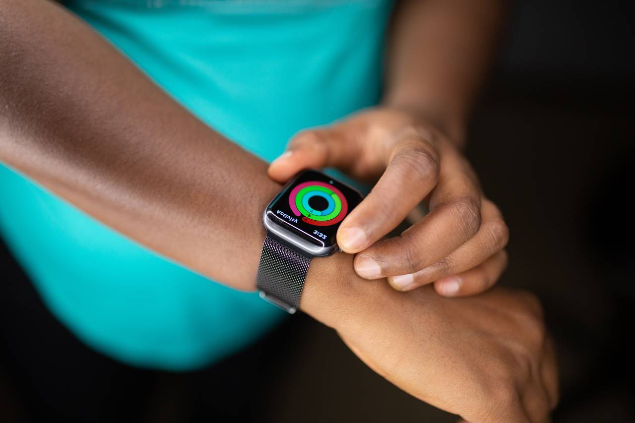 reloj inteligente, dispositivo, reloj, inteligente, tecnología, usable, gadget, deporte, tiempo, pantalla, salud, electrónico, digital, inalámbrico, estilo de vida, mujer, ajuste, entrenamiento, entrenamiento, pantalla táctil, toque, sistema,