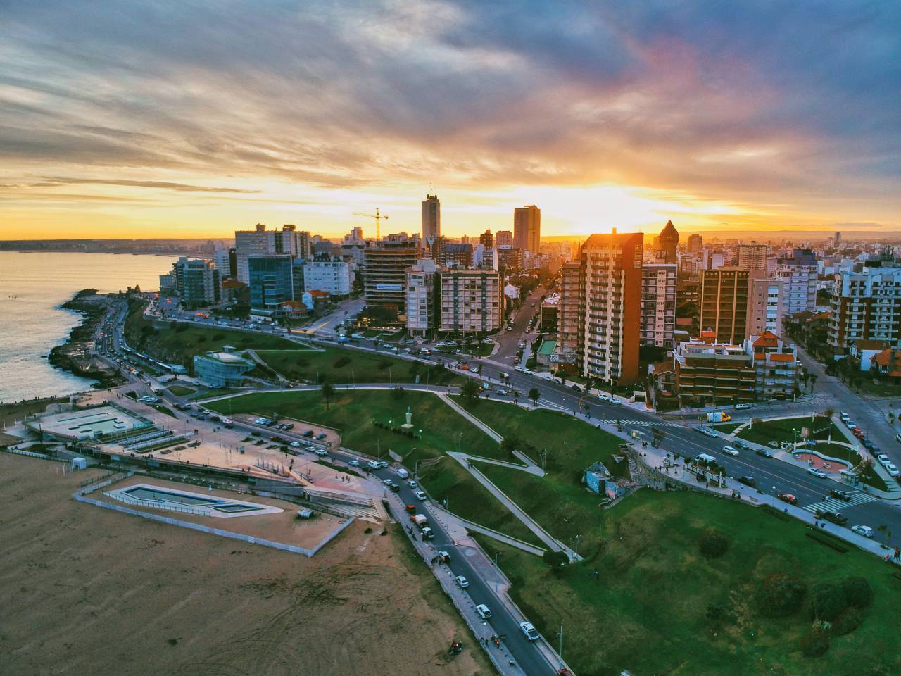 mar, paisaje, viajar, puesta de sol, costa, ciudad, agua, naturaleza, hermosa, Argentina, playa, Oceano, Mar del plata, ver, cielo, turismo, verano, vacaciones, azul, Buenos Aires, al aire libre, pueblo, sol, arena ola, escénico, horizonte, colores, tropical, soleado, fondo, relajarse, turístico, américa, paisaje urbano, costa, atlántico, paisaje marino, orilla, rayos, fresco, frente al mar, hora dorada, arquitectura, irreal, costero, edificio, nubes, vacaciones, estilo de vida,