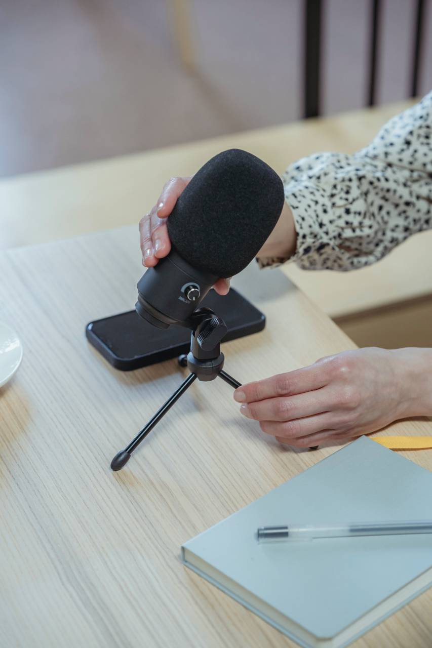 micrófono, música, audio, sonido, estudio, voz, karaoke, comunicación, entretenimiento, radio, cantar, escenario, habla, grabar, medios, concierto, objeto, musical, radiodifusión, transmisión, vivir, equipo, fondo, tecnología, audiencia, voz, hablar, rendimiento, volumen, profesional, podcast, grabación, podcasting, conferencia, mano, tenencia, mujer,