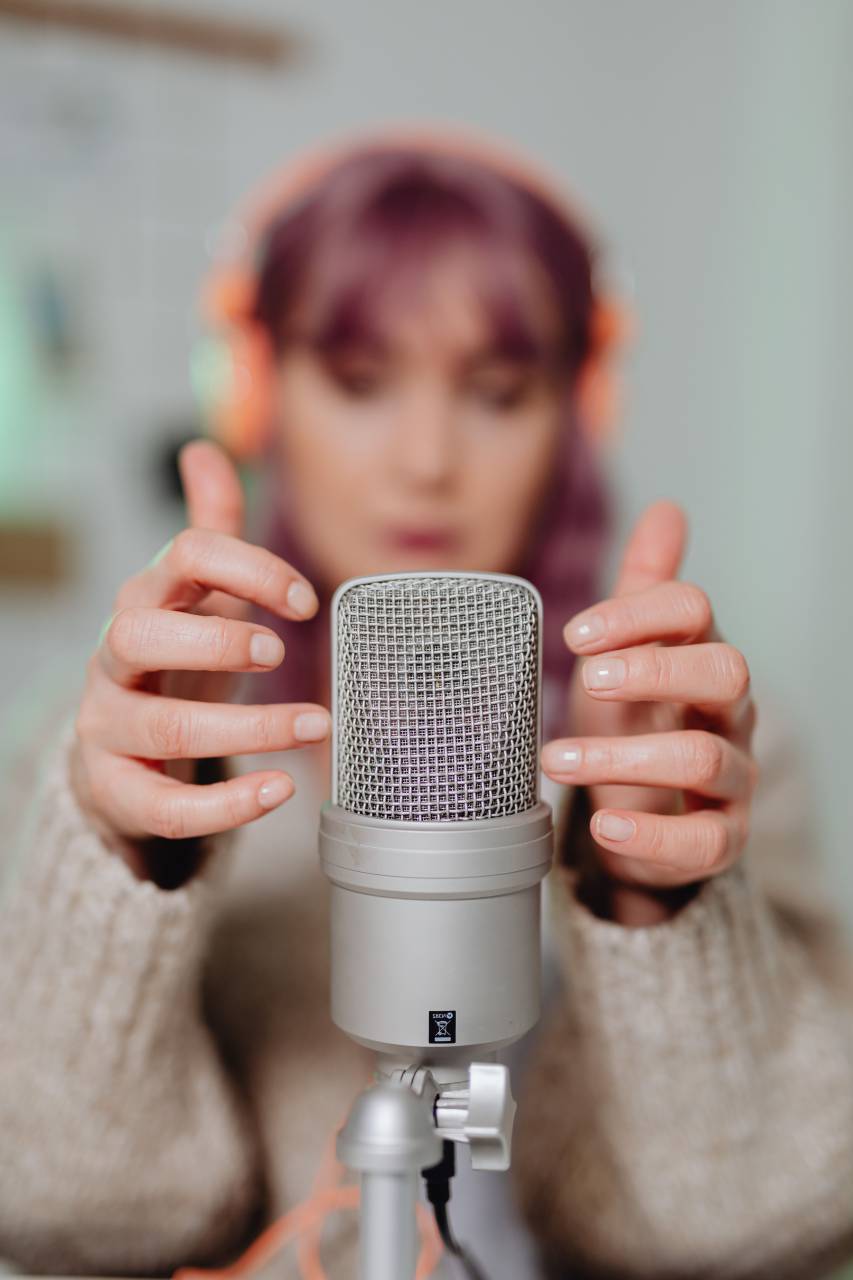 microphone, mic, music, audio, sound, studio, voice, karaoke, communication, entertainment, radio, sing, stage, speech, record, media, concert, object, musical, broadcasting, broadcast, live, equipment, background, technology, audience, vocal, speak, performance, volume, professional, podcast, recording, podcasting, conference, hand, holding, woman, 