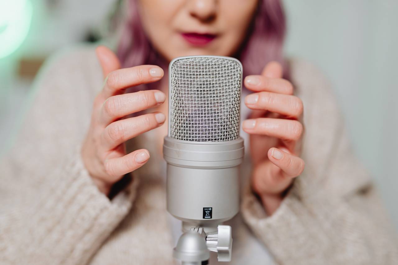 micrófono, música, audio, sonido, estudio, voz, karaoke, comunicación, entretenimiento, radio, cantar, escenario, habla, grabar, medios, concierto, objeto, musical, radiodifusión, transmisión, vivir, equipo, fondo, tecnología, audiencia, voz, hablar, rendimiento, volumen, profesional, podcast, grabación, podcasting, conferencia, mano, tenencia, mujer,