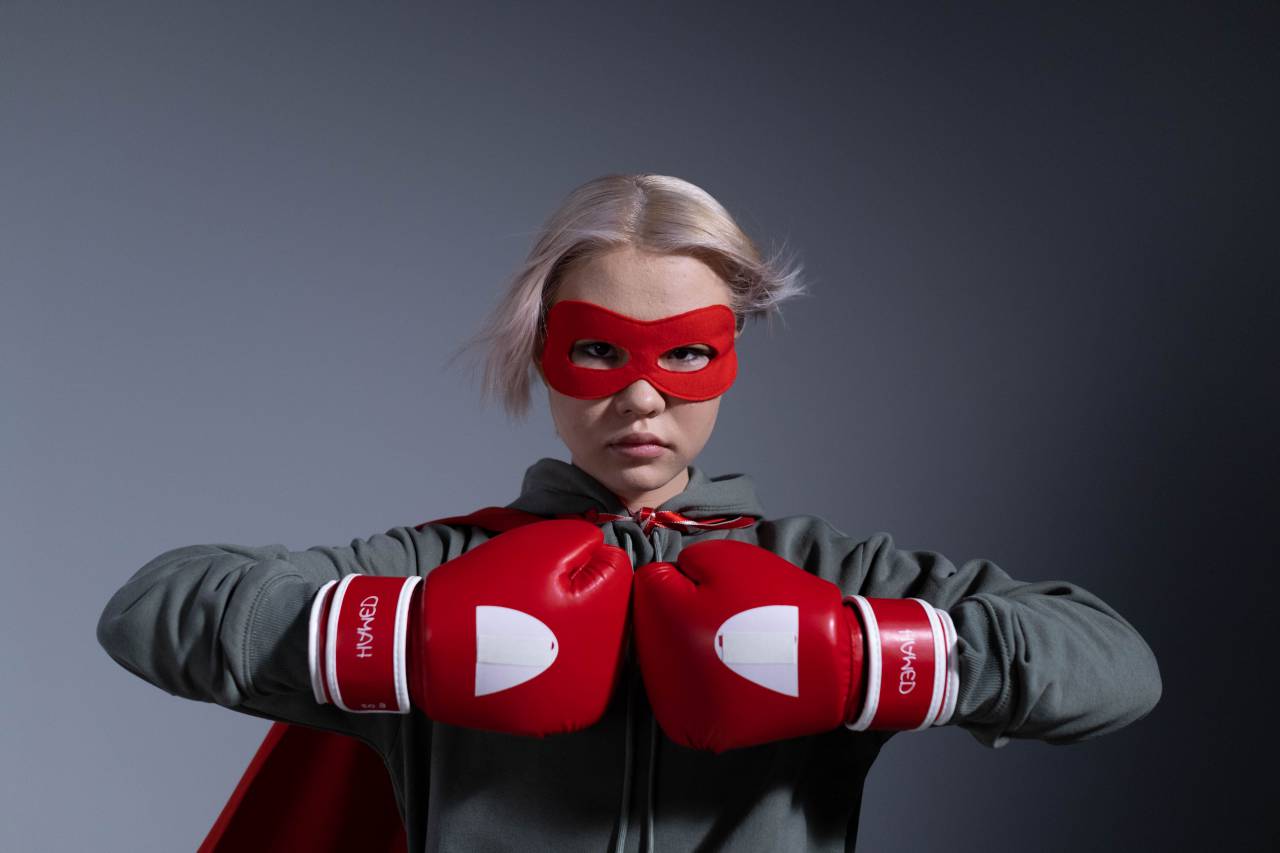 superhéroe, héroe, súper, mujer, disfraz, poder, niña, feliz, máscara, gente, capa, niño, rojo, niño, personaje, hembra, persona, cómic, diversión, dibujos animados, fuerza, vector, fuerte, alegría, jugar, infancia, éxito, sueño, vestido, felicidad, joven, proteger, arte, de pie, familia, símbolo, caucásico, poco, libertad, manto, fondo, imaginación, retrato,