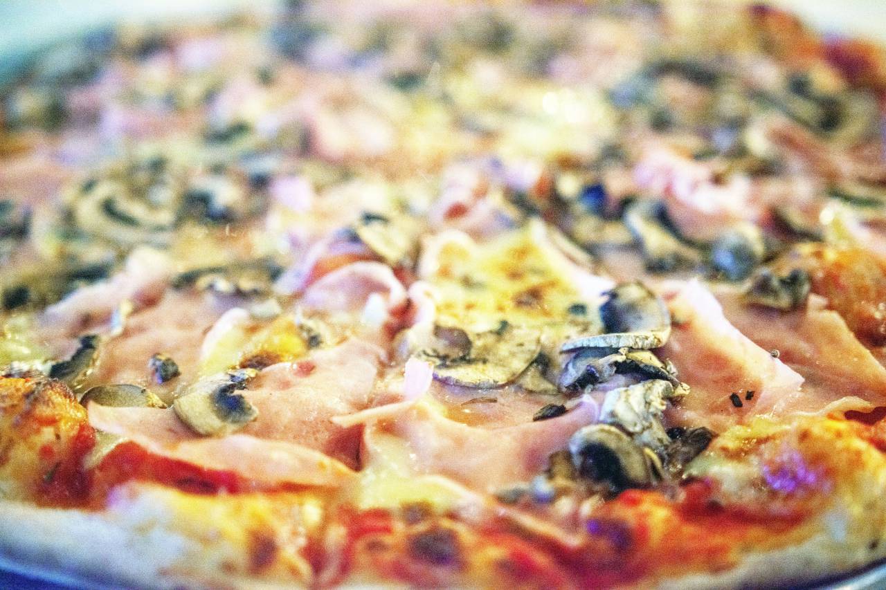 comida, nadie, pizza, comida, queso, italiano, sabroso, champiñones, corteza, fresco, cena, merienda, mozzarella, vegetales, fondo, delicioso, tomate, salsa, horneado, tradicional, rápido, cocina, mesa, gourmet, almuerzo, primer plano, madera, tablero, masa, caliente, casero, carne, pimienta, cocido, rojo, restaurante, ingrediente, rebanada, blanco, albahaca, vegetariano, saludable, jamón, pepperoni, comer, rústico, mediterráneo, madera, corte,