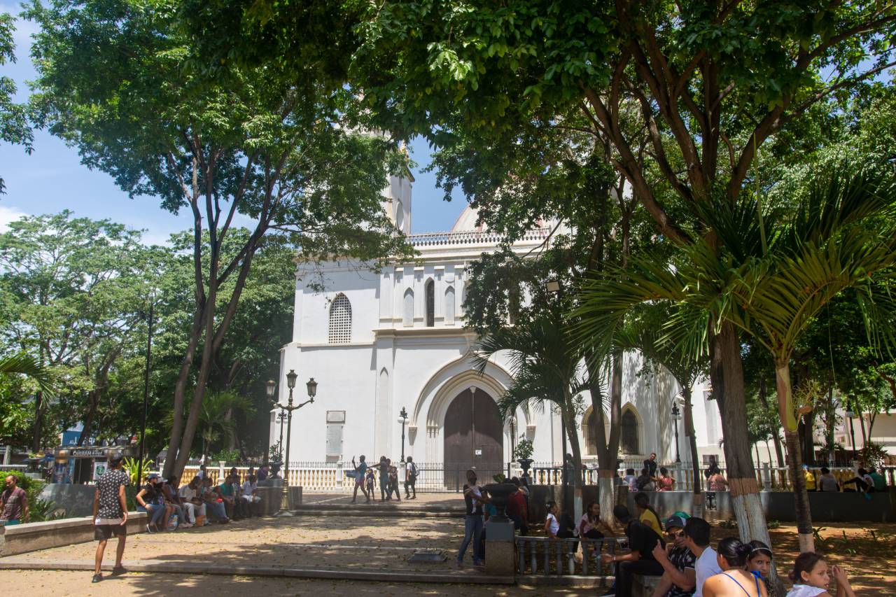 punto de referencia, margarita, religión, iglesia, edificio, venezuela, cristianismo, antiguo, sur, paisaje, símbolo, lugar, sagrado, religioso, arte, famoso, santo, columna, sacerdote, paisaje, sur, basílica, venezolano, nuevo, estilo, católica, venezolana, histórica, esparta, catolicismo, vista, historia, isla, natural, estado, tropical, isla, caribe, cúpula, atracción, arquitectura, americana, catedral, ecología, fe, fachada, San Nicolás de Bari, Plaza Bolívar, Plaza de Bolívar,