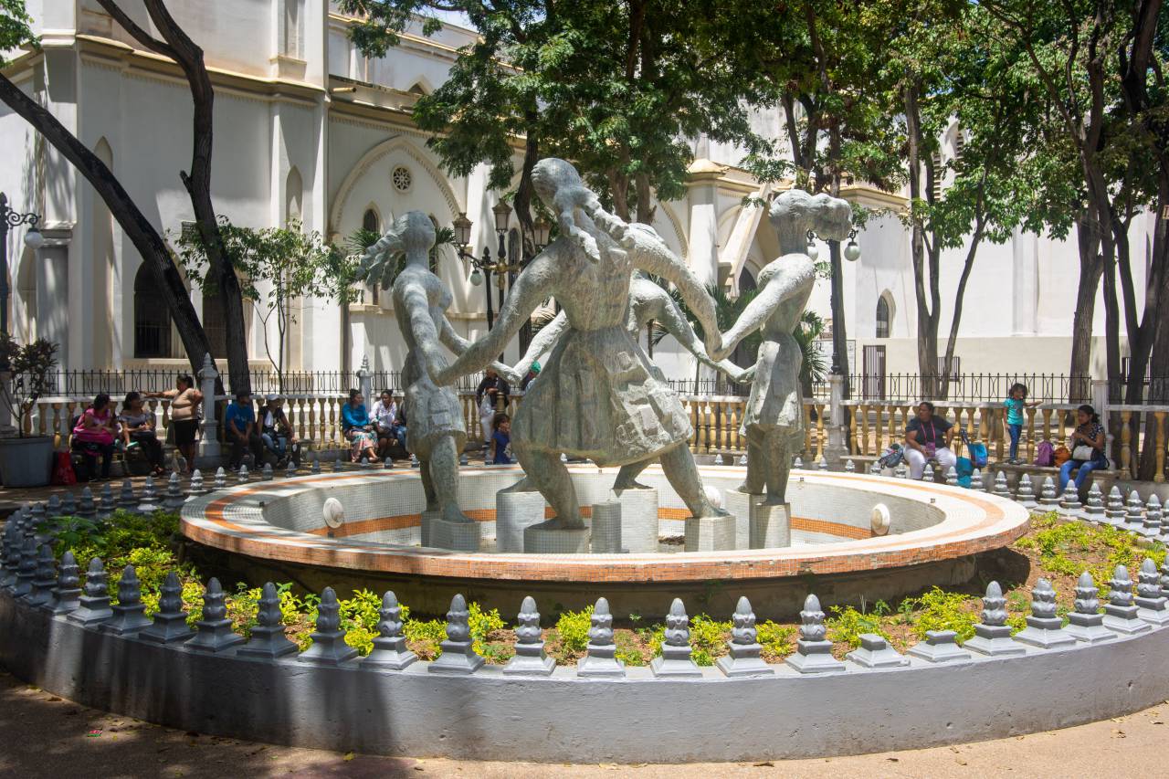 la ronda, bolivar square, square, porlamar, travel destinations, travel, tourist, famous place, people, isla margarita, nueva esparta, venezuela, day, art, artwork, Bolivar, water fountain, fountain, 