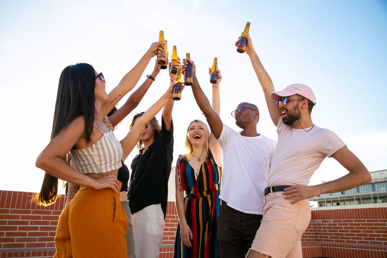 grupo, vino, amigos, fiesta, gente, celebración, brindis, divertido, feliz, cena, beber, comida, aclamaciones, estilo de vida, joven, reunión, mesa, amistad, sonriente, vaso, rojo, juntos, bebida, hombres, mujeres, restaurante, alcohol, familia, ocio, adulto, tostado, tintineo, almuerzo, casa, al aire libre, comida, comida, alegre, verano, celebrando, fiesta, festín, Navidad, evento, felicidad, vacaciones, gafas, adentro, social, equipo,