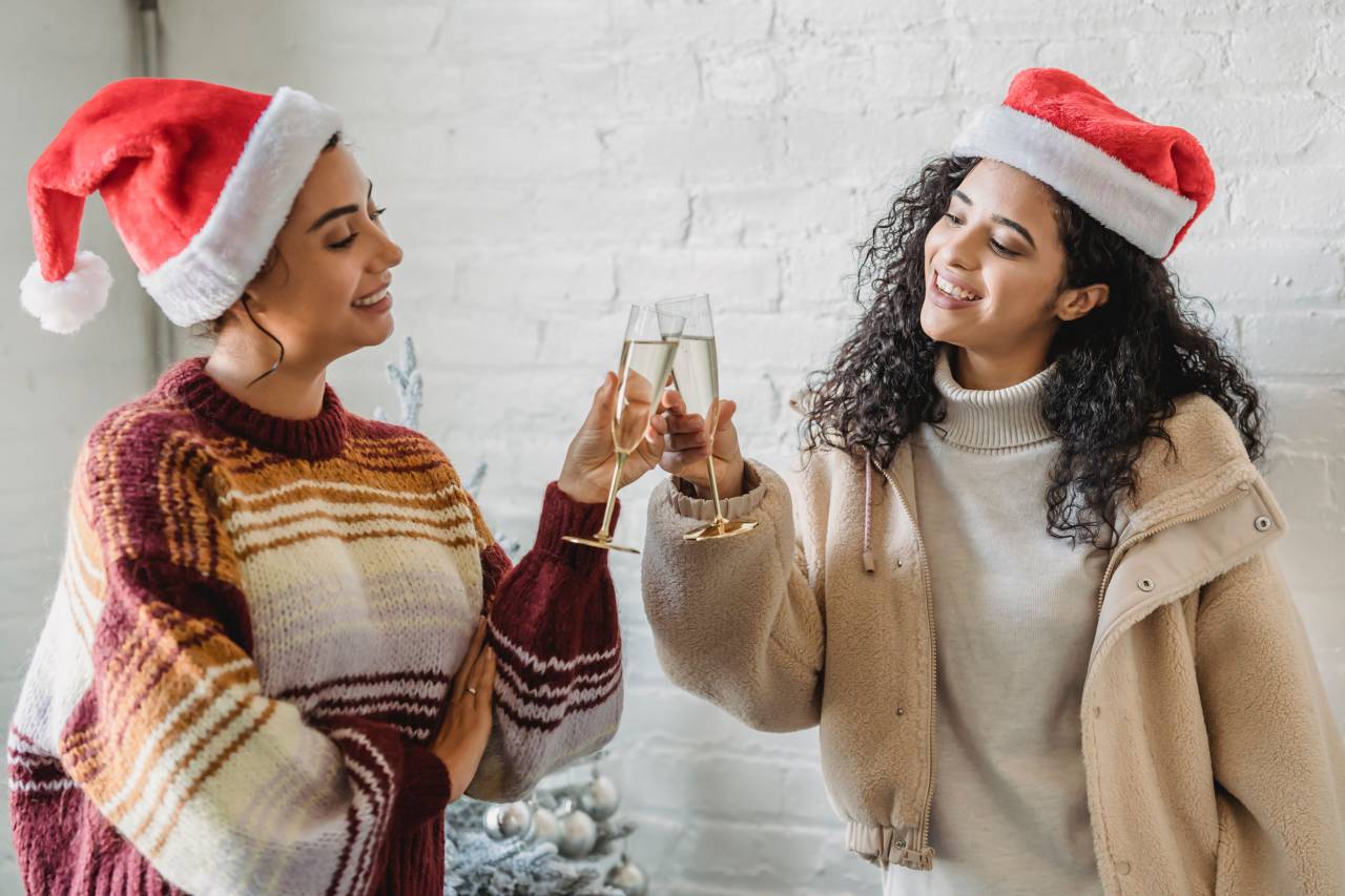 alcohol, yendo, adulto joven, una persona, inteligente, bar, socializar, cabello largo, celebrar, beber, mujeres jóvenes, social, caucásico, socialmente, champgne, efervescencia, beber, socializar, brindis, navidad, expensiv, sentado, botellas, cumpleaños, fuera, vino, mujeres, brindando, fiesta, vidrio, amistad, tintineo, discusión, hablando, vacaciones, comunicaciones, felicidad, champán, celebrando, evento, grupo,