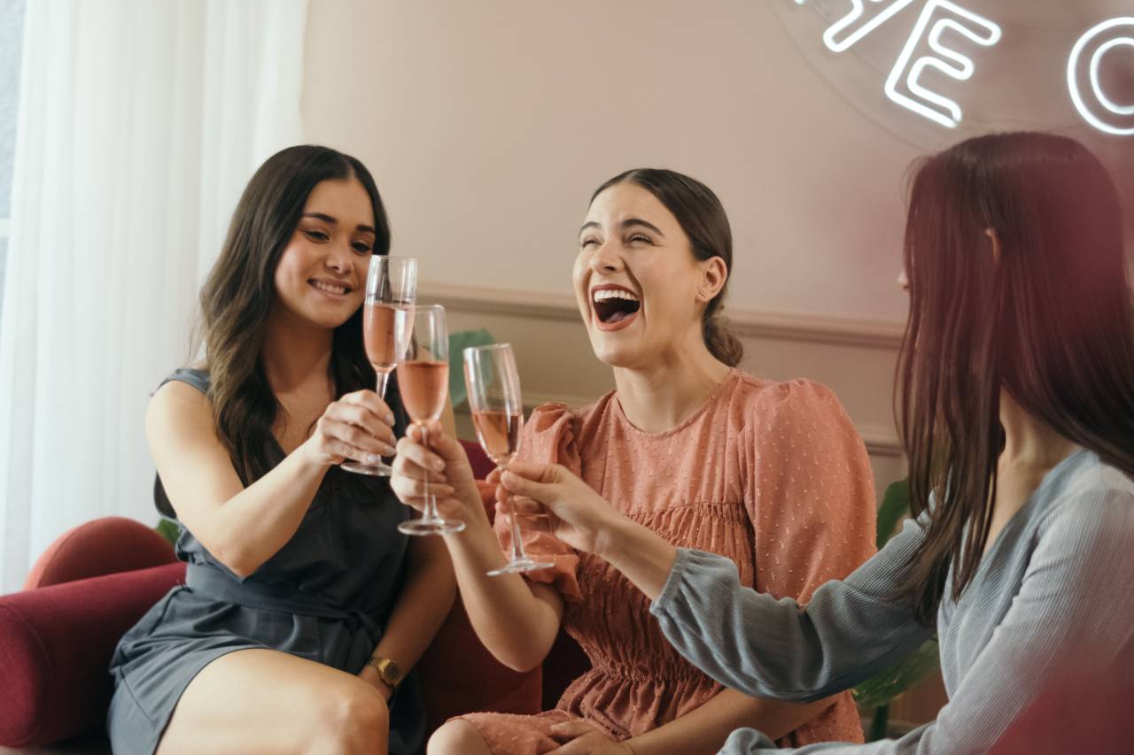 alcohol, yendo, adulto joven, una persona, inteligente, bar, socializar, pelo largo, celebrar, beber, mujeres jóvenes, social, caucásico, socialmente, champgne, efervescencia, beber, socializar, brindis, noche, expensiv, sentado, botellas, cumpleaños, fuera, vino, mujeres, brindando, fiesta, vidrio, amistad, tintineo, discusión, hablando, vacaciones, comunicaciones, felicidad, champán, celebrando, evento, grupo,