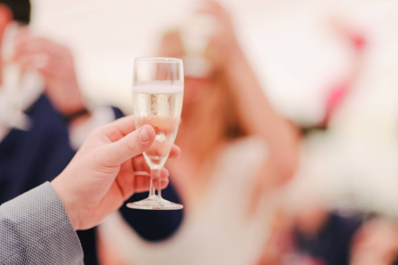 alcohol, yendo, adulto joven, una persona, inteligente, bar, socializar, pelo largo, celebrar, beber, mujeres jóvenes, social, caucásico, socialmente, champgne, efervescencia, beber, socializar, brindis, noche, expensiv, sentado, botellas, cumpleaños, fuera, vino, mujeres, brindando, fiesta, vidrio, amistad, tintineo, discusión, hablando, vacaciones, comunicaciones, felicidad, champán, celebrando, evento, grupo,