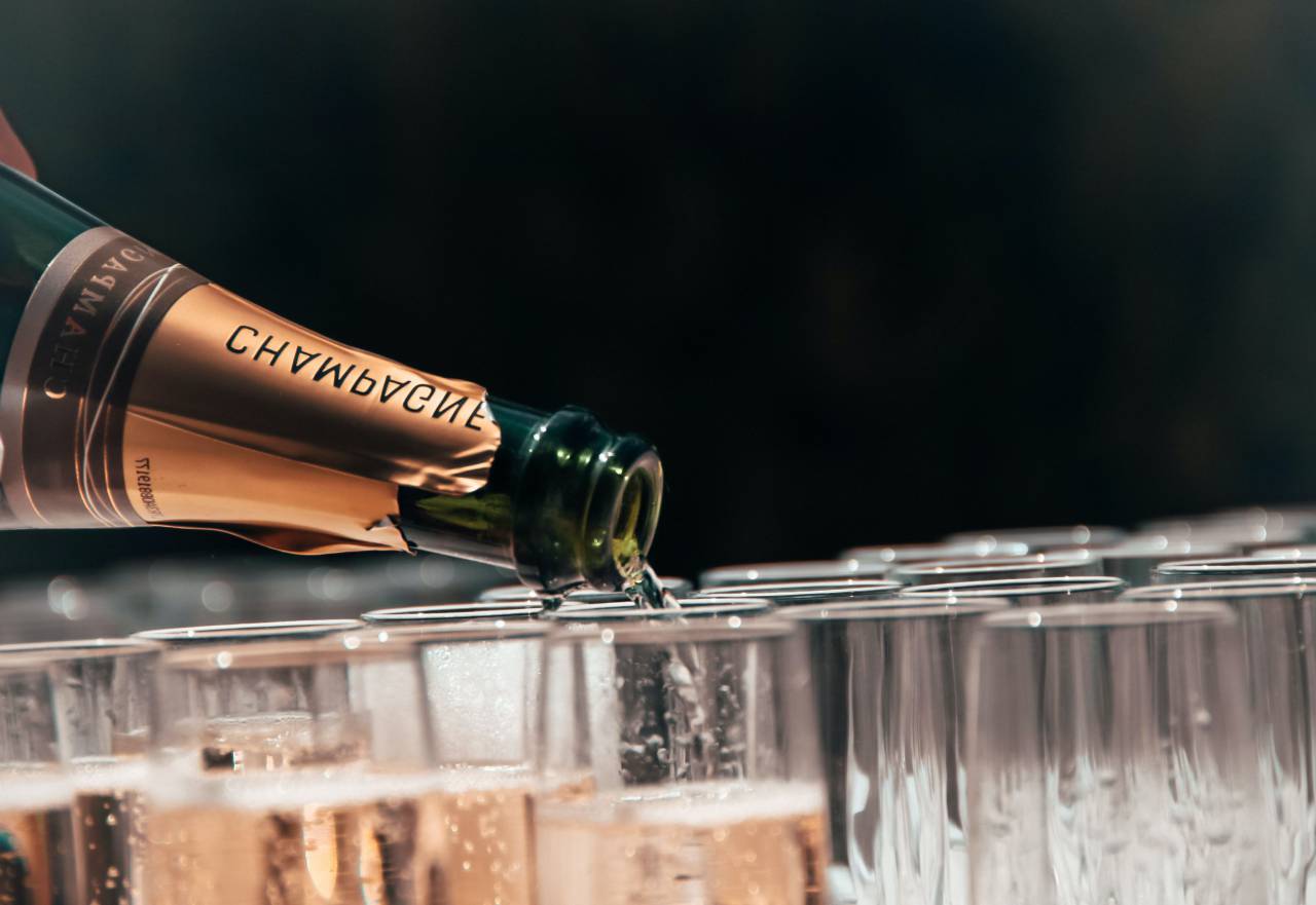 alcohol, yendo, adulto joven, una persona, inteligente, bar, socializar, celebrar, social, socialmente, champgne, efervescencia, beber, socializar, brindis, noche, expensiv, sentado, botellas, cumpleaños, fuera, vino, mujeres, tostado, Fiesta, vidrio, amistad, tintineo, discusión, hablando, vacaciones, comunicaciones, felicidad, champán, celebrando, evento, grupo