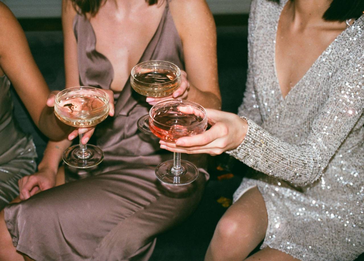 cerveza, vino, bebida, fiesta, celebración, brindis, gente, amistad, alcohol, diversión, grupo, feliz, juntos, amigos, joven, bar, vidrio, sonriente, salud, hombres, bebida, alegre, mujeres, pub, caucásico, ocio, evento, aire libre, mujer, disfrute, persona, macho, hablando, hombre, hembra, restaurante, amigo, celebrando, riendo, africano, fiesta, 20s, champán, horizontal, felicidad, cena, tostado, sentado, casual, cóctel,