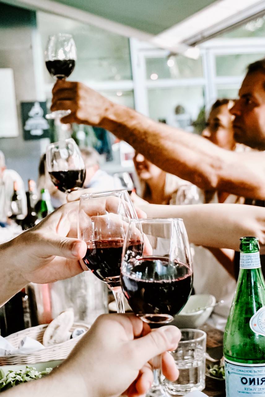 cerveza, vino, bebida, fiesta, celebración, brindis, gente, amistad, alcohol, diversión, grupo, feliz, juntos, amigos, joven, bar, vidrio, sonriente, salud, hombres, bebida, alegre, mujeres, pub, caucásico, ocio, evento, aire libre, mujer, disfrute, persona, macho, hablando, hombre, hembra, restaurante, amigo, celebrando, riendo, africano, fiesta, 20s, champán, horizontal, felicidad, cena, tostado, sentado, casual, cóctel,
