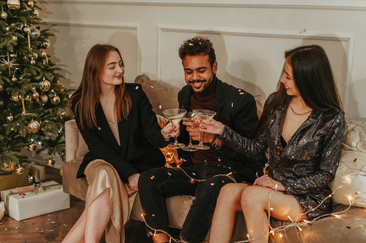 cerveza, vino, bebida, fiesta, celebración, brindis, gente, amistad, alcohol, diversión, grupo, feliz, juntos, amigos, joven, bar, vidrio, sonriente, salud, hombres, bebida, alegre, mujeres, pub, caucásico, ocio, evento, aire libre, mujer, disfrute, persona, macho, hablando, hombre, hembra, restaurante, amigo, celebrando, riendo, africano, fiesta, 20s, champán, horizontal, felicidad, cena, tostado, sentado, casual, cóctel,