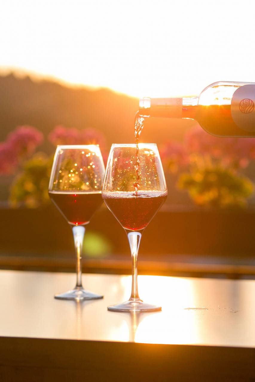 cerveza, vino, bebida, fiesta, celebración, brindis, gente, amistad, alcohol, diversión, grupo, feliz, juntos, amigos, joven, bar, vidrio, sonriente, salud, hombres, bebida, alegre, mujeres, pub, caucásico, ocio, evento, aire libre, mujer, disfrute, persona, macho, hablando, hombre, hembra, restaurante, amigo, celebrando, riendo, africano, fiesta, 20s, champán, horizontal, felicidad, cena, brindando, sentado, casual, cóctel,