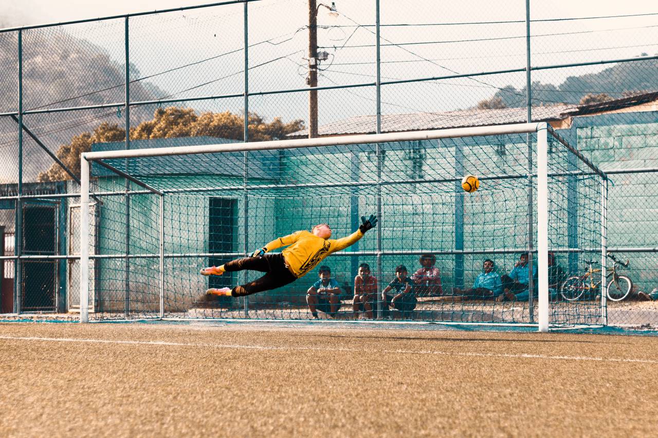 portero, deporte, fútbol, fútbol, jugador, pelota, gol, fondo, competencia, juego, acción, hombre, atleta, equipo, portero, entrenamiento, campo, portero, persona, partido, competitivo, captura, jugando, campeonato, salto, Motion, activo, actividad, equipo, éxito, jugadores, ropa deportiva, atlético, defensa, portero de fútbol, saltar,