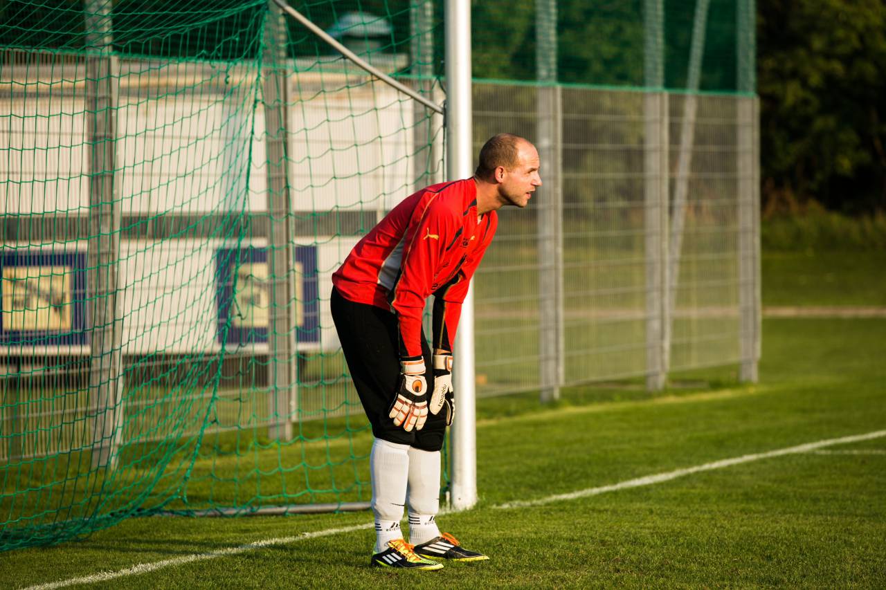 portero, deporte, fútbol, fútbol, jugador, pelota, gol, fondo, competencia, juego, acción, hombre, atleta, equipo, portero, entrenamiento, campo, portero, persona, partido, competitivo, captura, jugando, campeonato, salto, Motion, activo, actividad, equipo, éxito, jugadores, ropa deportiva, atlético, defensa, portero de fútbol,
