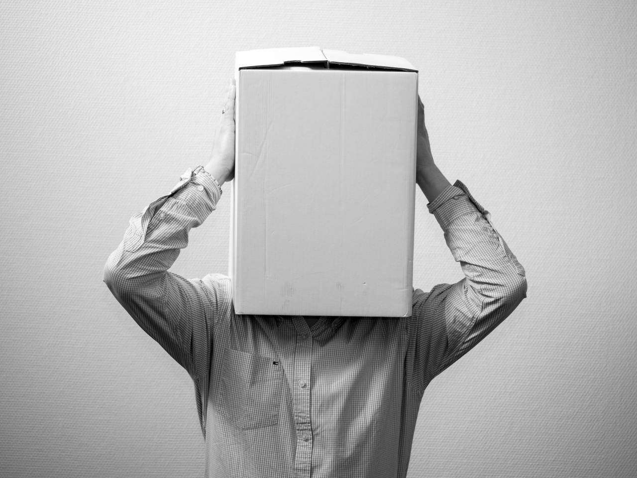 Hombre, Caja en la Cabeza, Vergüenza, Depresión, Conceptual, Emociones, Simbolismo, Identidad Oculta, Aislamiento, Salud Mental, Estigma, Confinamiento, Lucha Emocional, Vulnerabilidad, Expresión, Agitación Interior, Fotografía Conceptual, Carga Invisible, Estado Psicológico, Enmascaramiento de Sentimientos,