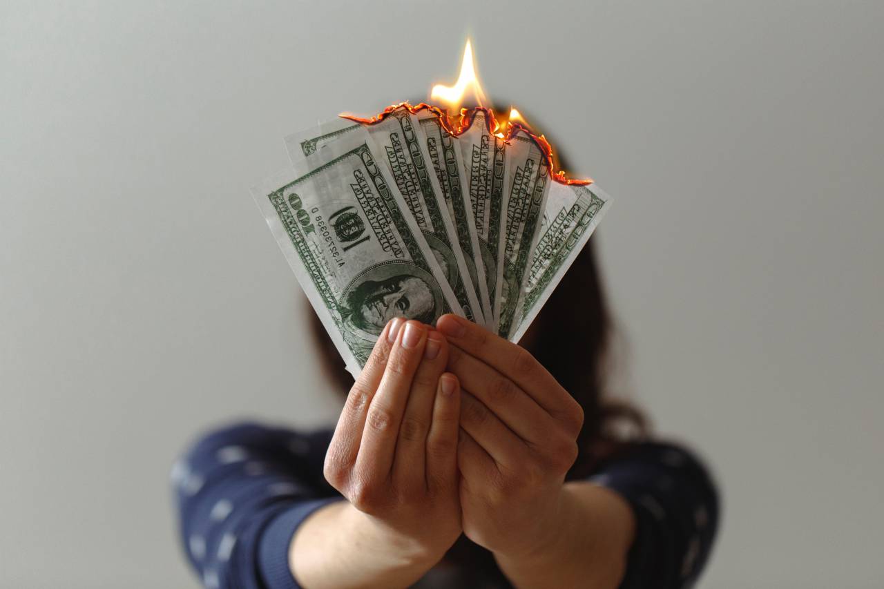 Mujer, Quema de billetes de 100 dólares, Simbolismo, Conceptual, Declaración financiera, Protesta, Comentario social, Acto simbólico, Crítica económica, Destrucción de valor, Controvertido, No convencional, Sugerente, Declaración audaz, Metáfora visual, Descontento monetario, Expresión artística, Fotografía conceptual , Ideales divergentes,