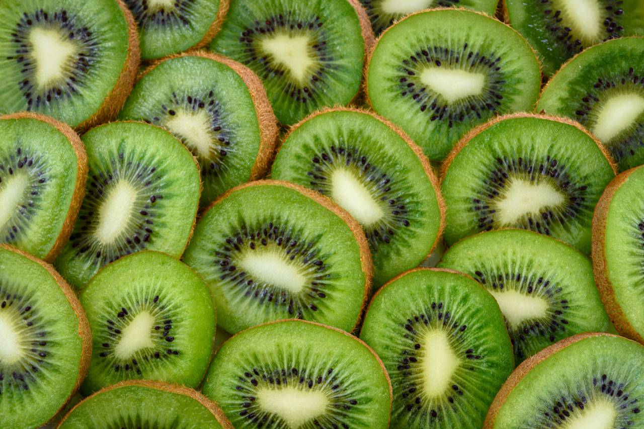 Kiwi;fondo,fruta,frescura,comida,fondos,primer plano,naturaleza,kiwi,maduro,patrón,orgánico,alimentación saludable,comida vegetariana,rebanada,dieta,color verde,comida dulce,postre,gourmet,semilla,merienda, Refresco,macro,estilo de vida saludable,