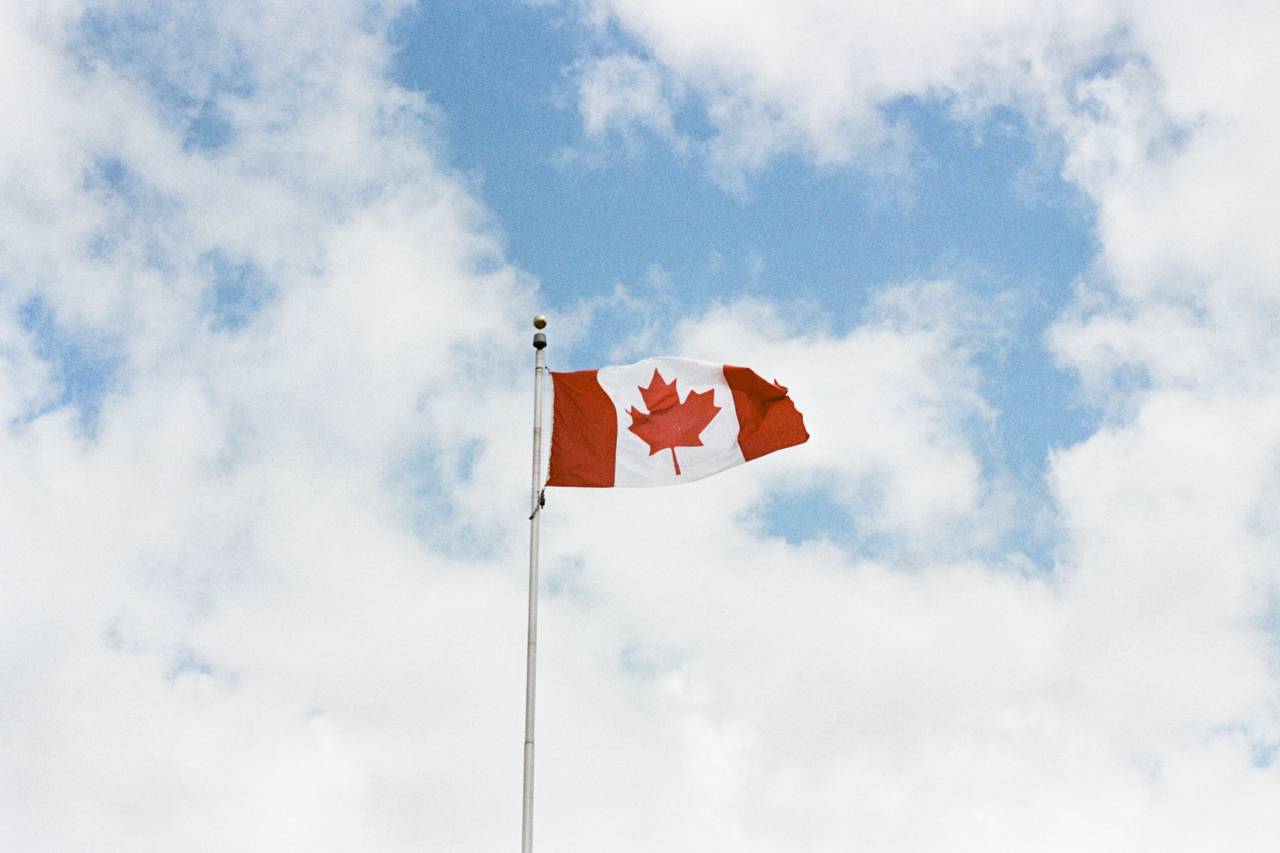 canadá, bandera, nadie, viaje, bandera nacional, patriotismo, ciudad, diseño, destinos de viaje, rojo, canadiense, hoja, ilustración, día, símbolo, cielo, bandera canadiense, icono, gobierno, horizontal, signo, turismo, concepto, política, insignia, elección, país - área geográfica, tierra, vector, viaje, hoja de arce, fondo, recorte, azul, montaña, posición, topografía, viento, cartografía, división, geografía física, fondo transparente, distrito, votación, plano diseño, en silueta, naturaleza, escudo de armas, línea de contorno, camino rural,