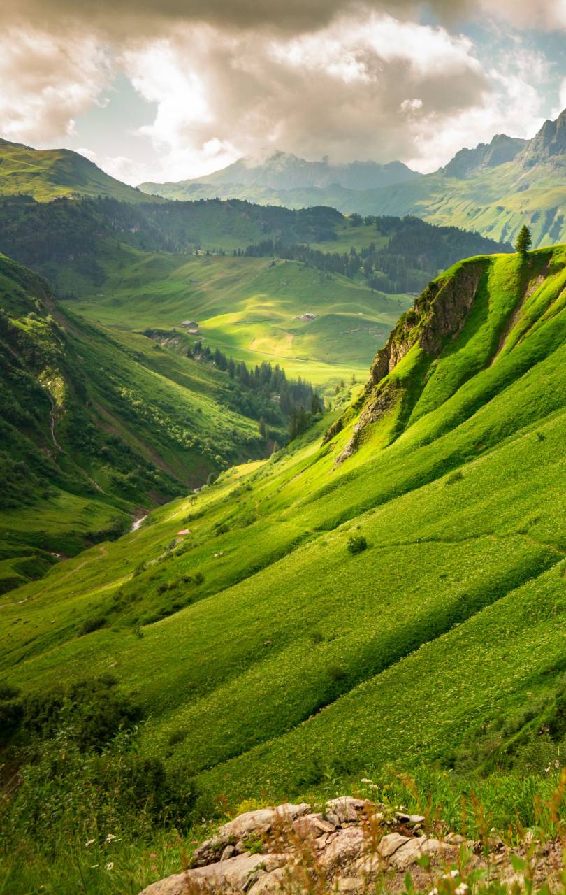 montaña;paisaje,naturaleza,paisaje,montaña,al aire libre,escena rural,prado,hierba,color verde,verano,granja,nube,cielo,bosque,tierra,escena no urbana,belleza en la naturaleza,árbol,agricultura,viajes,montaña Rango,azul,pico de la montaña,