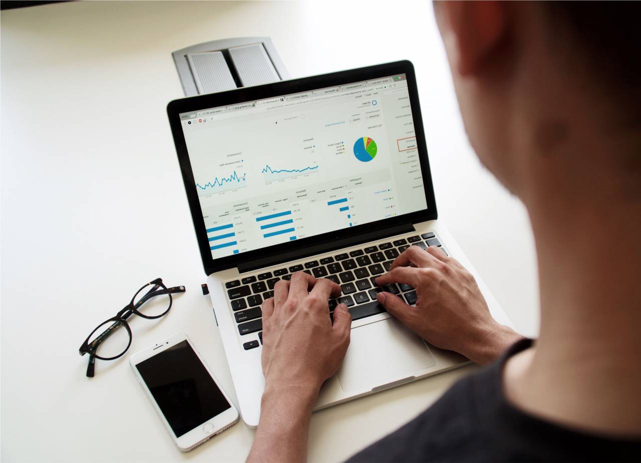 tecnología, seo, negocios, hombre, análisis, concepto, computadora portátil, estrategia, ilustración, plano, comunicación, vector, fondo, diseño, desarrollo, carácter, web, oficina, publicidad, trabajo, digital, medios de comunicación, sitio web, persona, idea, internet, marketing, hombre, empresario, solución, innovación, equipo, personas, trabajo en equipo, búsqueda, contenido, en línea, social, creativo, datos, empresa, red, información, conceptual, icono, mujer, análisis, engranaje, financiero, asistencia,