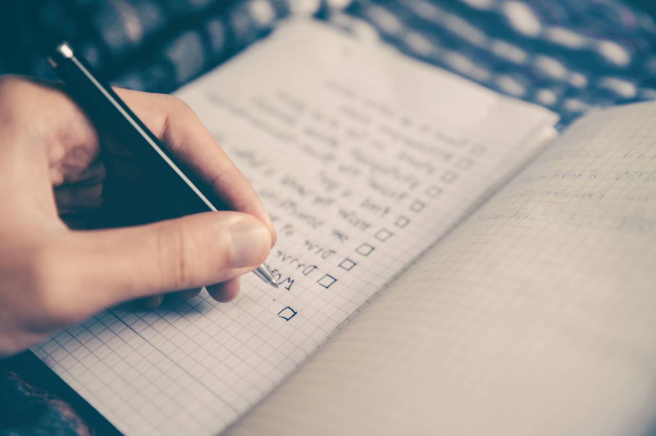lista, negocios, papel, nota, plan, oficina, cuaderno, recordatorio, fondo, diseño, organizador, lista de verificación, trabajo, hacer, bloc de notas, cheque, en blanco, vector, concepto, organización, horario, ilustración, idea, escuela, éxito, educación, personal, planificador, que hacer, documento, hora, blanco, lápiz, memorándum, diario, bolígrafo, plano, texto, mujer, mesa, modelo, aislado, azul, libro, escritura, página, tarea, símbolo, gol, icono ,