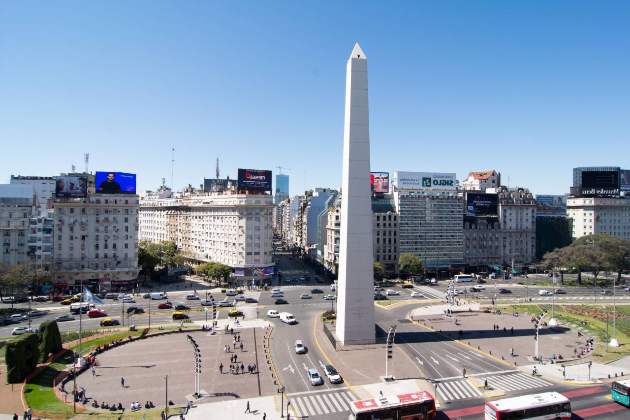 Avenida 9 de Julio, Obelisco, Buenos Aires, Argentina, Punto de referencia, Icónico, Tráfico, Paisaje urbano, Urbano, Centro de la ciudad, Skyline, Arquitectura, Historia, Monumento, Atracción turística, Destino de viaje, América del Sur, América Latina, Stock Image, Calle, Intersección , Automóviles, Autobuses, Peatones,