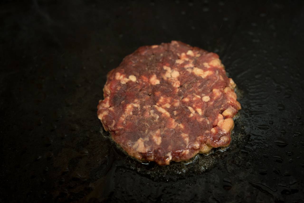 Carne de res, Hamburguesa, Cocina, Plancha de hierro, Alimentos, Comida, Delicioso, Jugoso, A la parrilla, Apetitoso, Chisporroteante, Caliente, Carne, Hamburguesa de res, Gourmet, Comida rápida, Restaurante, Cocina, Culinario, Receta,