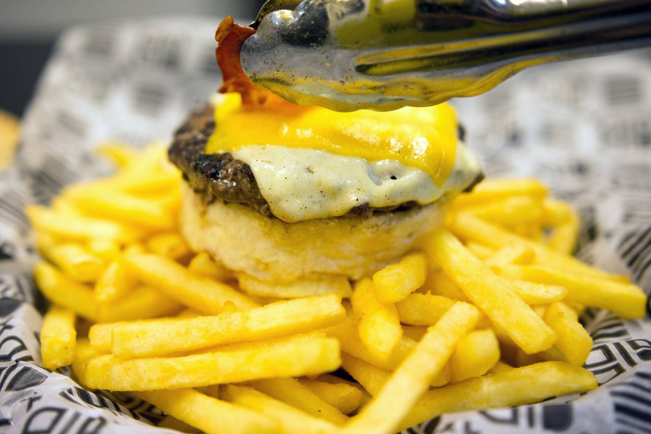 Cheddar, Beef, Burger, Fries, Food, Meal, Fast Food, Delicious, Juicy, Grilled, Appetizing, Sizzling, Hot, Meat, Cheese, Restaurant, Cuisine, Culinary, Recipe, Snack, bacon, 