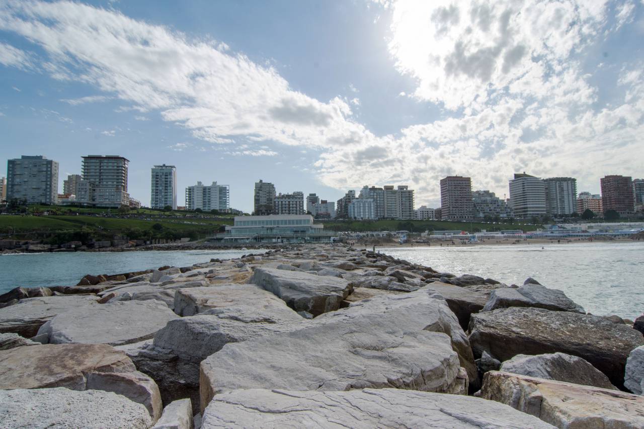costa, orilla, ciudad, paisaje urbano, océano atlántico, paisaje, vista marina, nadie, día, verano, arquitectura, lugar famoso, destinos de viaje, edificios, mar del plata, provincia de buenos aires, soleado, rompeolas,