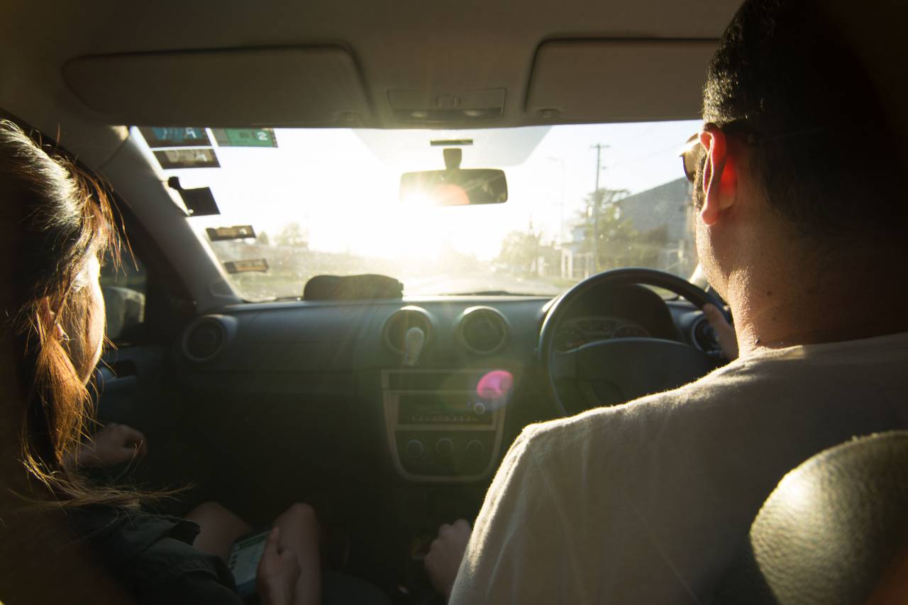 Pareja, conducción, automóvil, teléfono, GPS, navegación, tecnología, mapa, viaje por carretera, viaje, transporte, vehículo, tablero, ruta, tráfico, seguridad, comunicación, viaje, móvil, dispositivo, moderno, conveniencia, urbano, estilo de vida, multitarea ,